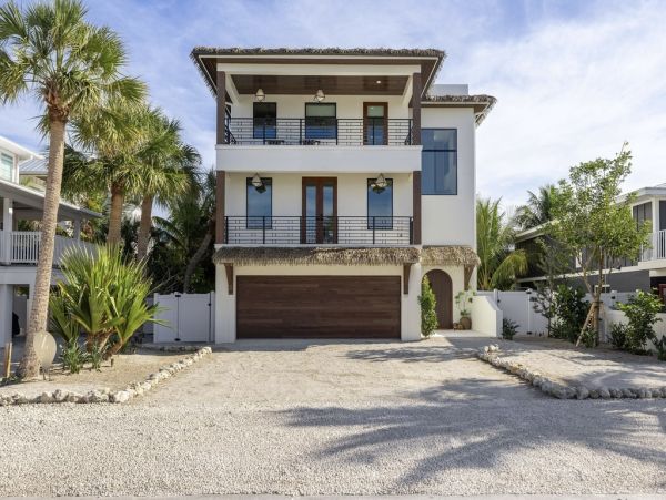 Luxury Beach-Block Home in Anna Maria Island - Unforgettable Getaway