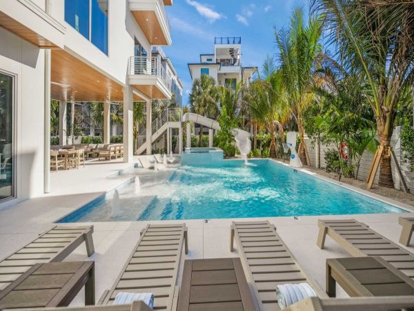 Siesta Key Luxury Vacation Rentals - Spacious Beachfront Homes