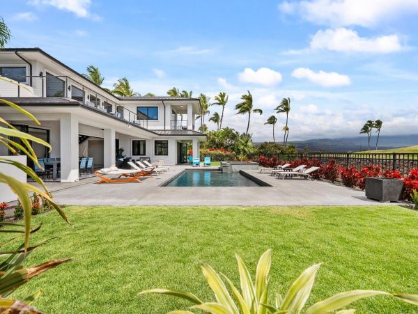 Luxury Big Island Vacation Rental -New Arrival Four Bedrooms & Den & Golf Cart Included