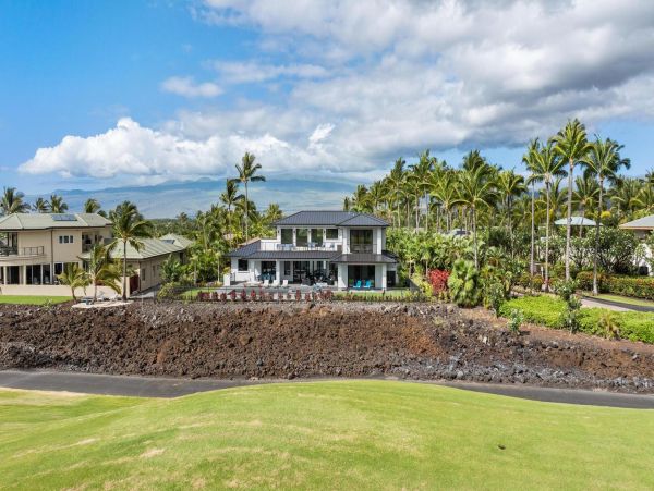 Luxury Big Island Vacation Rental -New Arrival Four Bedrooms & Den & Golf Cart Included