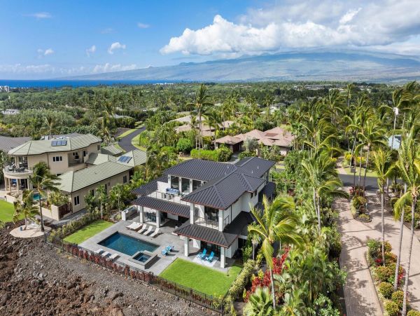 Luxury Big Island Vacation Rental -New Arrival Four Bedrooms & Den & Golf Cart Included