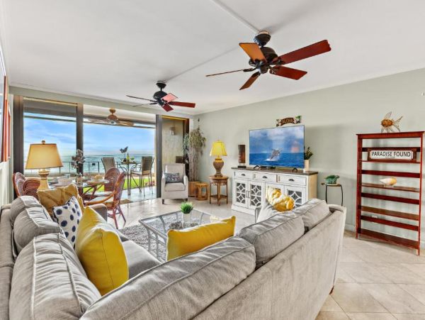 Oceanfront Maui Vacation Rental - Luxurious 2-Bedroom Condo