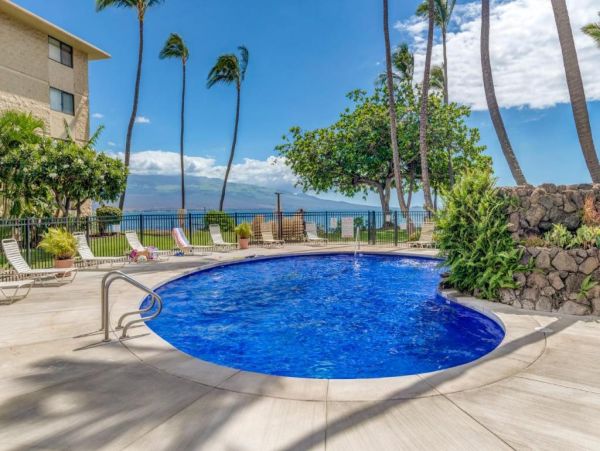 Stunning Oceanfront Condo in Maui - Perfect Getaway for Families & Friends