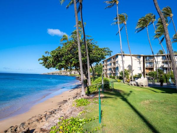 Stunning Oceanfront Condo in Maui - Perfect Getaway for Families & Friends