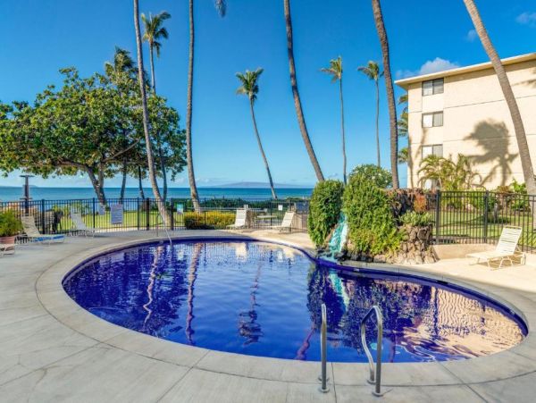 Stunning Oceanfront Condo in Maui - Perfect Getaway for Families & Friends