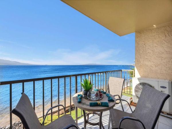 Stunning Oceanfront Condo in Maui - Perfect Getaway for Families & Friends