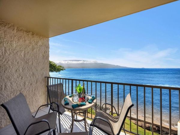Stunning Oceanfront Condo in Maui - Perfect Getaway for Families & Friends