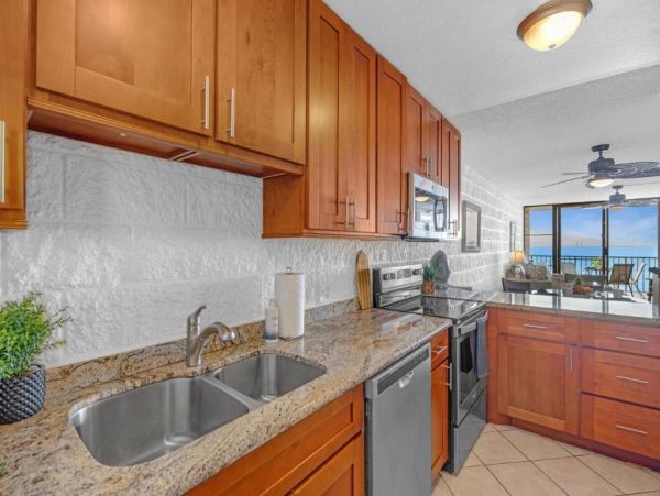 Stunning Oceanfront Condo in Maui - Perfect Getaway for Families & Friends