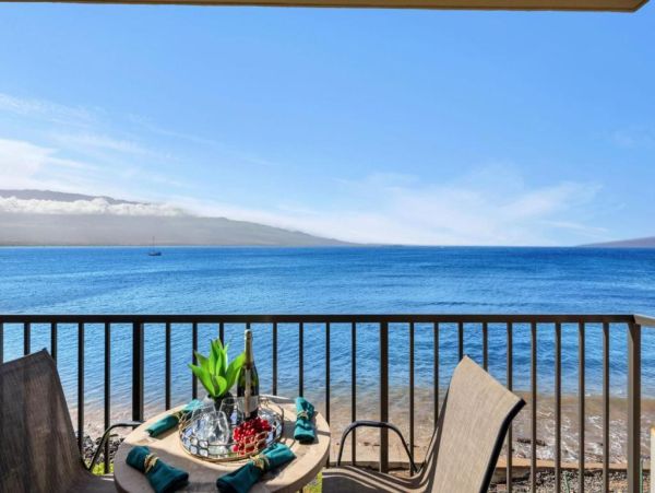 Stunning Oceanfront Condo in Maui - Perfect Getaway for Families & Friends