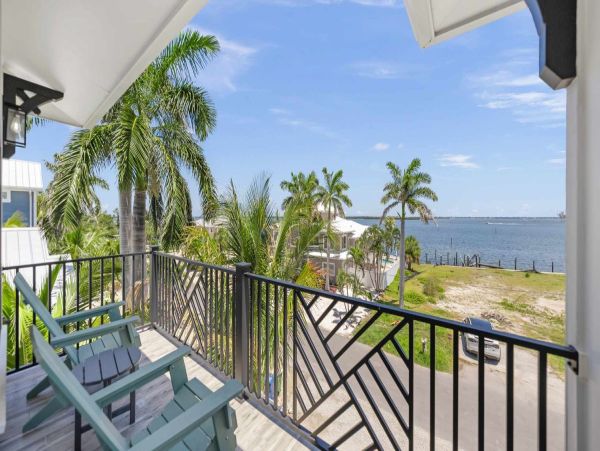 Coastal Luxury Retreat Near Bradenton Beach - 7-Bedroom & Private Pool