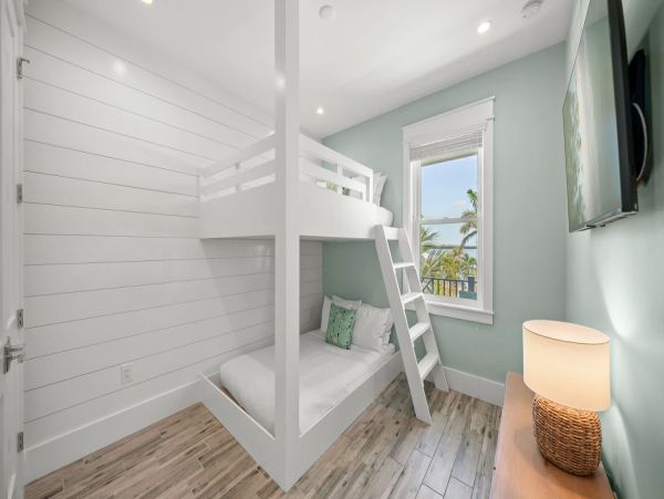 Coastal Luxury Retreat Near Bradenton Beach - 7-Bedroom & Private Pool