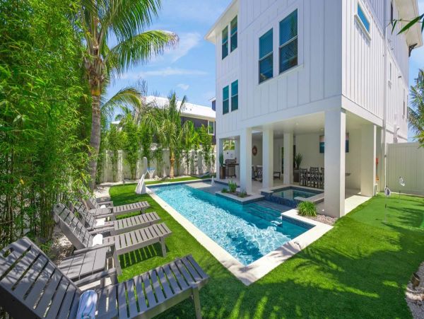 Coastal Luxury Retreat Near Bradenton Beach - 7-Bedroom & Private Pool