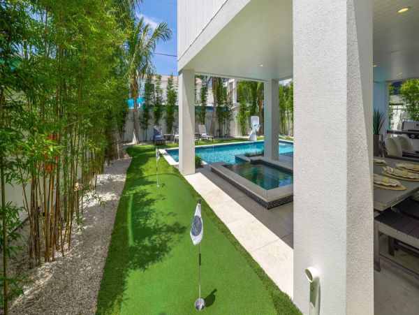Coastal Luxury Retreat Near Bradenton Beach - 7-Bedroom & Private Pool