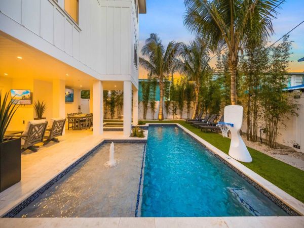 Coastal Luxury Retreat Near Bradenton Beach - 7-Bedroom & Private Pool