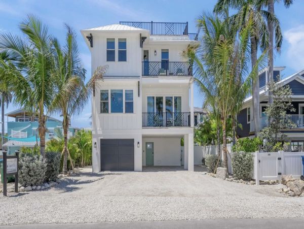 Coastal Luxury Retreat Near Bradenton Beach - 7-Bedroom & Private Pool