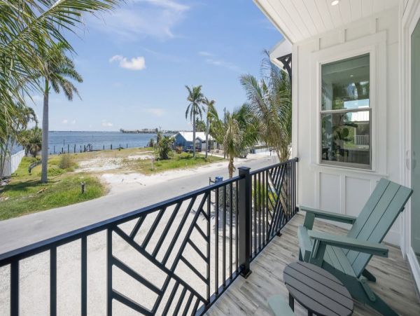 Coastal Luxury Retreat Near Bradenton Beach - 7-Bedroom & Private Pool