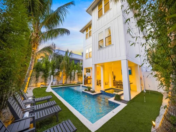 Coastal Luxury Retreat Near Bradenton Beach - 7-Bedroom & Private Pool