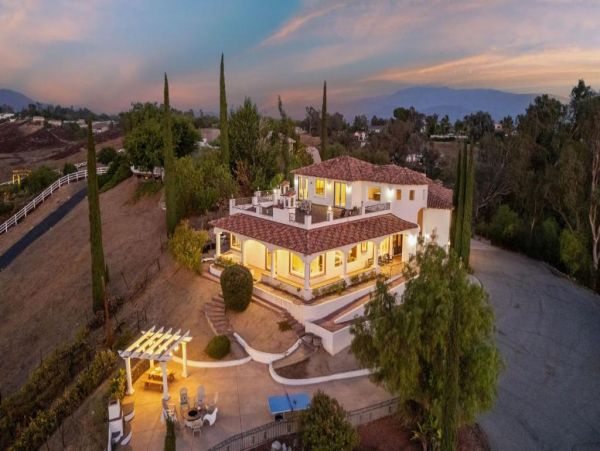 Luxurious Mediterranean-Style Home in Temecula - Perfect for Entertaining