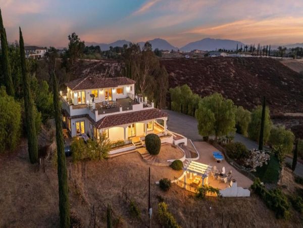 Luxurious Mediterranean-Style Home in Temecula - Perfect for Entertaining