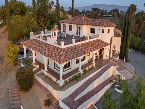 Luxurious Mediterranean-Style Home in Temecula - Perfect for Entertaining