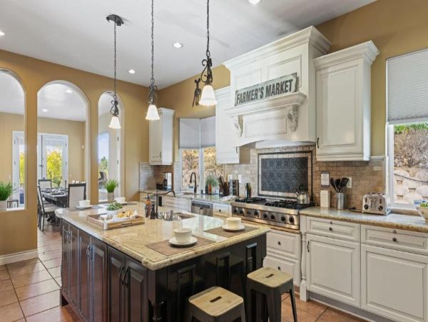 Luxurious Mediterranean-Style Home in Temecula - Perfect for Entertaining