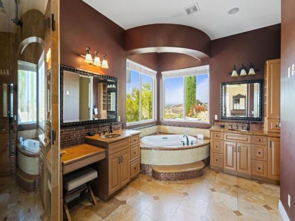 Luxurious Mediterranean-Style Home in Temecula - Perfect for Entertaining