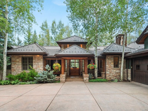 Luxurious Ski-in/Ski-out Vacation Home - Family-Friendly Retreat