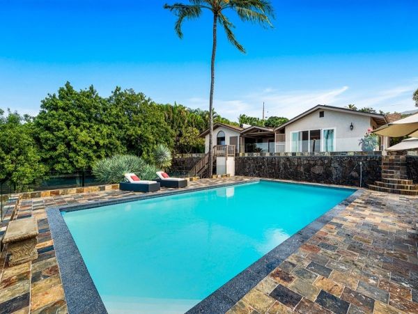 Luxurious Island Retreat with Ocean Views in Kona