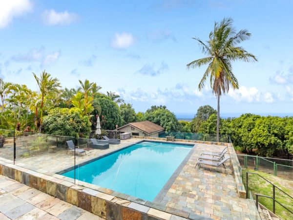 Luxurious Island Retreat with Ocean Views in Kona