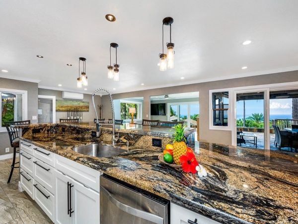 Luxurious Island Retreat with Ocean Views in Kona