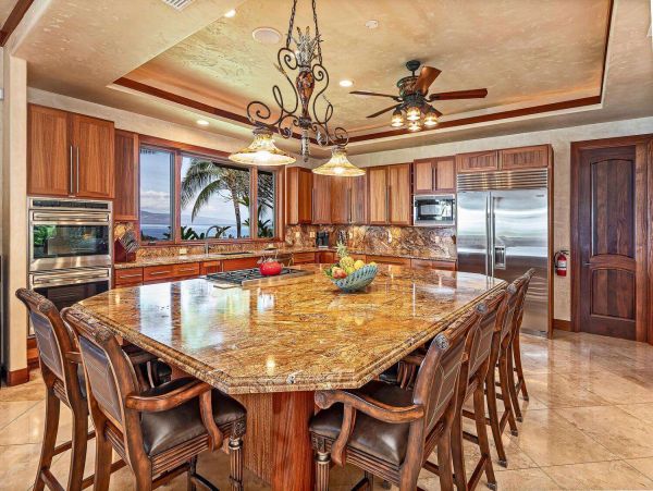 Lahaina Vacation Home With Six Bedrooms For Groups