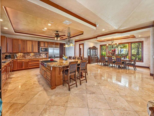 Lahaina Vacation Home With Six Bedrooms For Groups