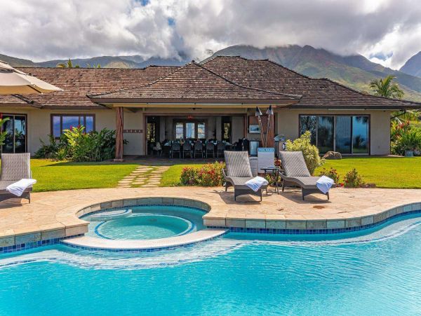 Lahaina Vacation Home With Six Bedrooms For Groups