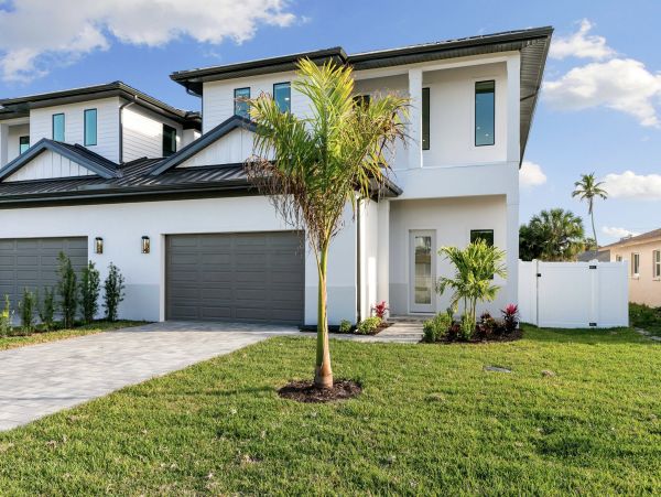 Naples Vacation Home Within A Mile Of Vanderbilt Beach Four bedrooms Plus Den