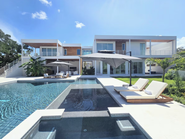 Luxury Siesta Key Resort Retreat with Pool Cabana - Unforgettable Getaway