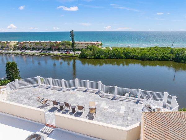 Canal-Front Siesta Key Penthouse With Rooftop Terrace