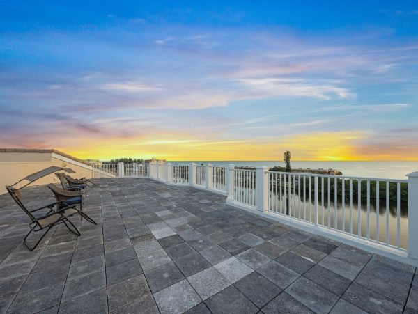 Canal-Front Siesta Key Penthouse With Rooftop Terrace