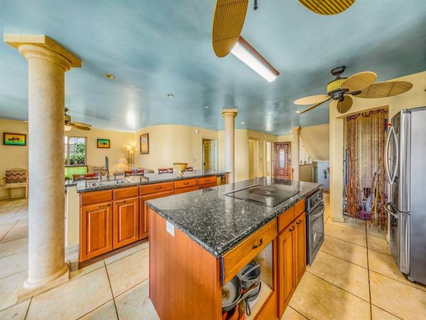 Beachfront Four-Bedroom Home With Spa in Kailua-Kona