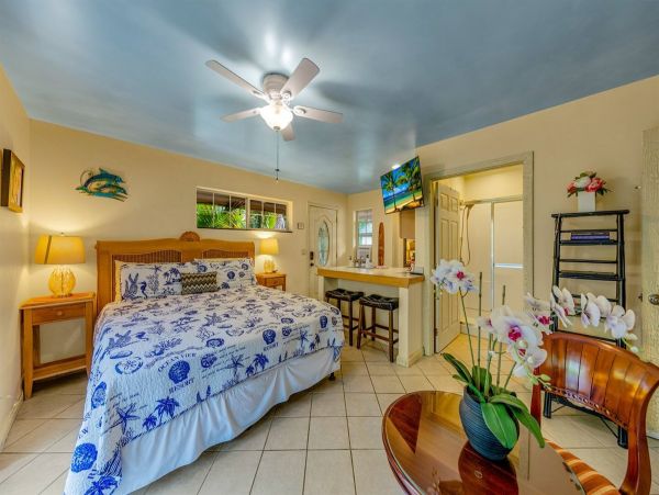 Beachfront Four-Bedroom Home With Spa in Kailua-Kona