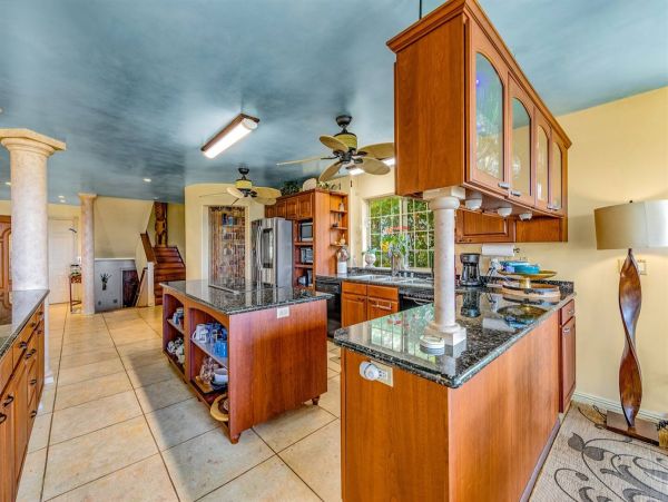 Beachfront Four-Bedroom Home With Spa in Kailua-Kona