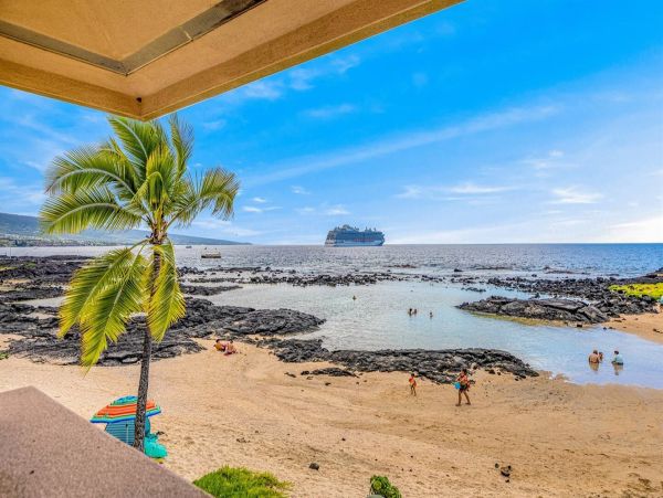 Beachfront Four-Bedroom Home With Spa in Kailua-Kona