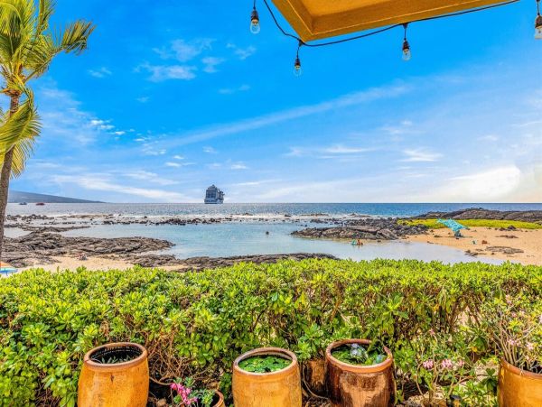 Beachfront Four-Bedroom Home With Spa in Kailua-Kona