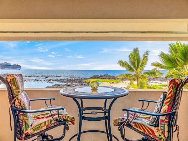 Beachfront Four-Bedroom Home With Spa in Kailua-Kona