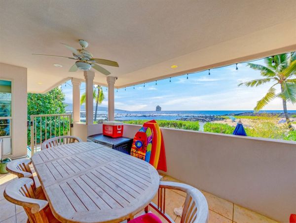 Beachfront Four-Bedroom Home With Spa in Kailua-Kona