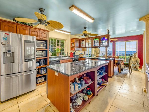 Beachfront Four-Bedroom Home With Spa in Kailua-Kona