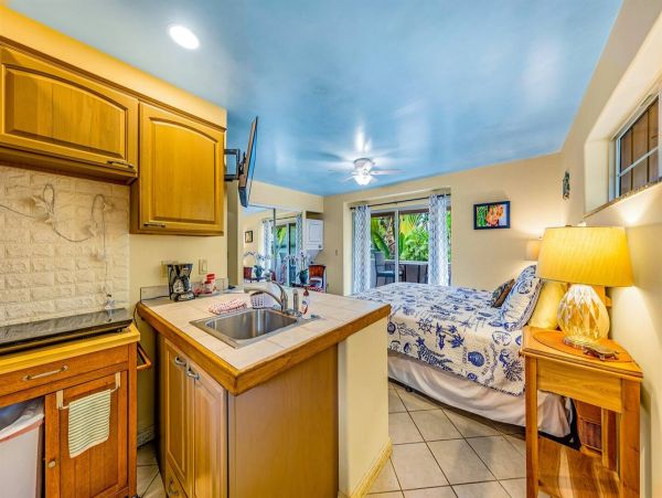 Beachfront Four-Bedroom Home With Spa in Kailua-Kona
