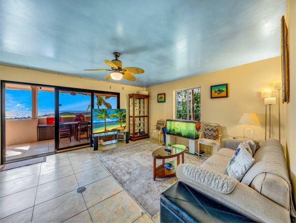 Beachfront Four-Bedroom Home With Spa in Kailua-Kona