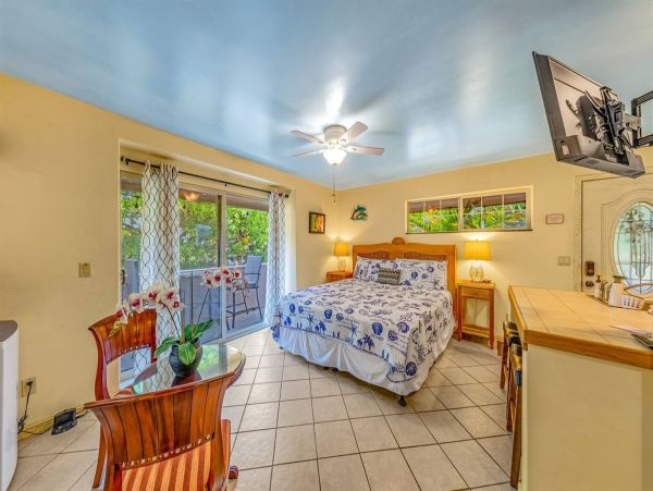 Beachfront Four-Bedroom Home With Spa in Kailua-Kona