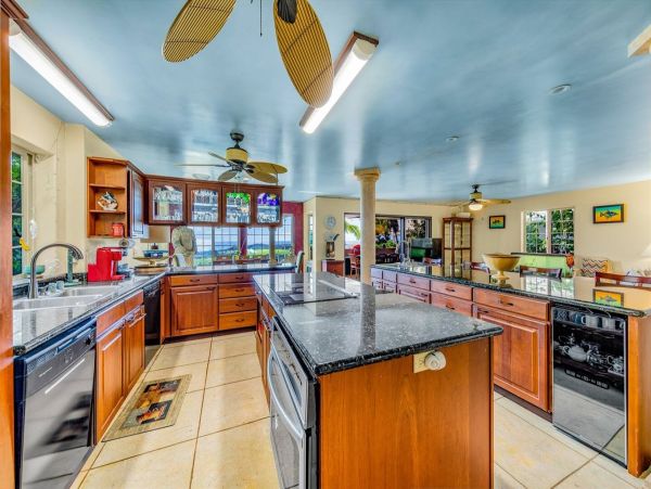 Beachfront Four-Bedroom Home With Spa in Kailua-Kona
