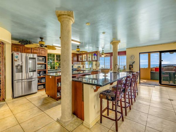Beachfront Four-Bedroom Home With Spa in Kailua-Kona